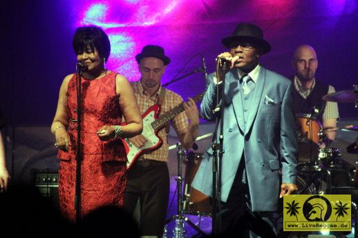 Roy Panton (Jam) and Yvonne with The Easy Snappers  18. This Is Ska Festival - Wasserburg, Rosslau 27.Juni 2014 (45).JPG